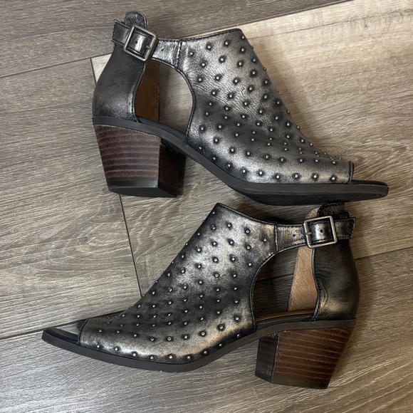 Lucky Brand Barimo Pewter Studded Leather Sandals - Picture 5 of 11